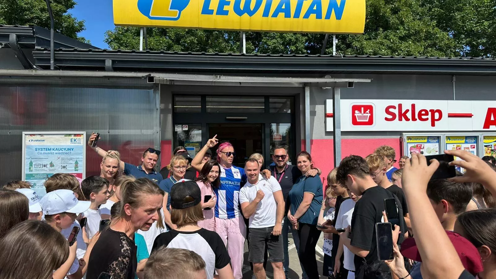 Tłumy w kolejnych sklepach. Skolim osobiście objeżdża Polskę ze swoimi kiełbaskami z JBB Bałdyga