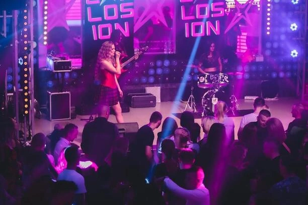 Tak gwiazda disco polo ubrała się na imprezę do największego klubu w Warszawie! Wyglądała jak milion dolarów