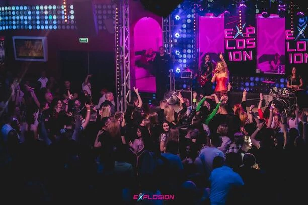 Tak gwiazda disco polo ubrała się na imprezę do największego klubu w Warszawie! Wyglądała jak milion dolarów