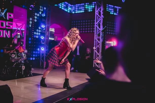 Tak gwiazda disco polo ubrała się na imprezę do największego klubu w Warszawie! Wyglądała jak milion dolarów