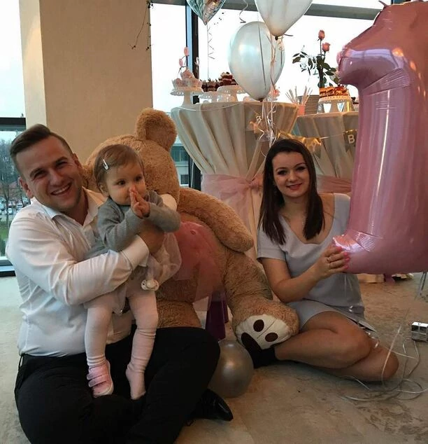 Żona popularnego wokalisty pokazała, jak gwiazdor wyglądał 8 lat temu! Będziecie w szoku! Jest nie do poznania! 