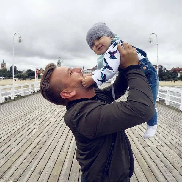 Żona popularnego wokalisty pokazała, jak gwiazdor wyglądał 8 lat temu! Będziecie w szoku! Jest nie do poznania! 