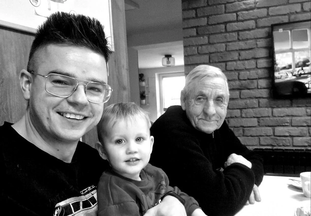 Lider zespołu MASSiVE w żałobie! Poruszające słowa Adriana Gładocha wyciskają łzy fanom

