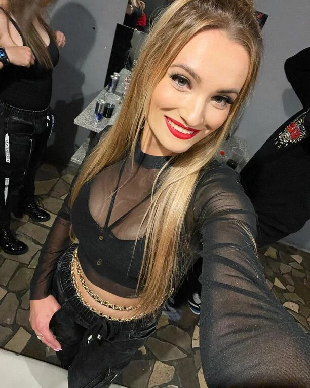 Paulina Banaszek Energy Girls zachwyca stylizacją i głębokim dekoltem! To najbardziej wysportowana artystka?! 