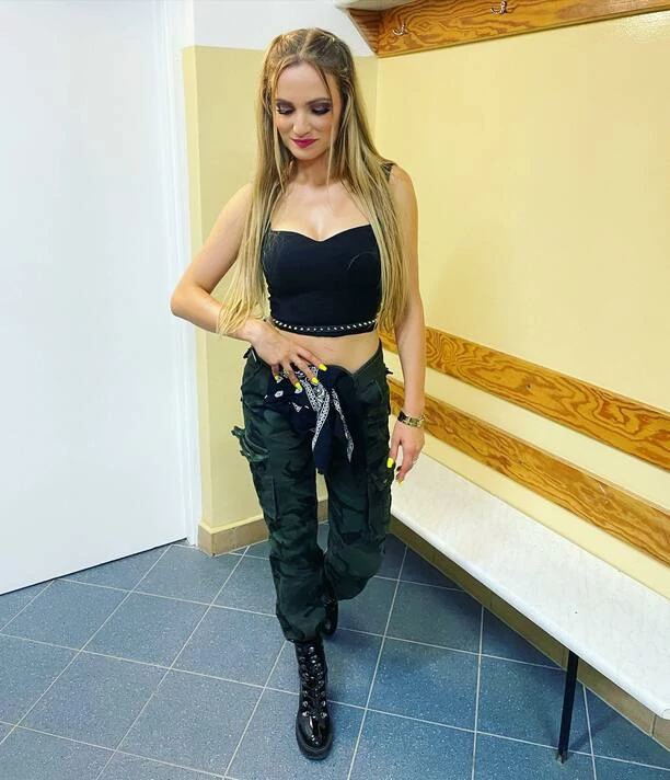 Paulina Banaszek Energy Girls zachwyca stylizacją i głębokim dekoltem! To najbardziej wysportowana artystka?! 