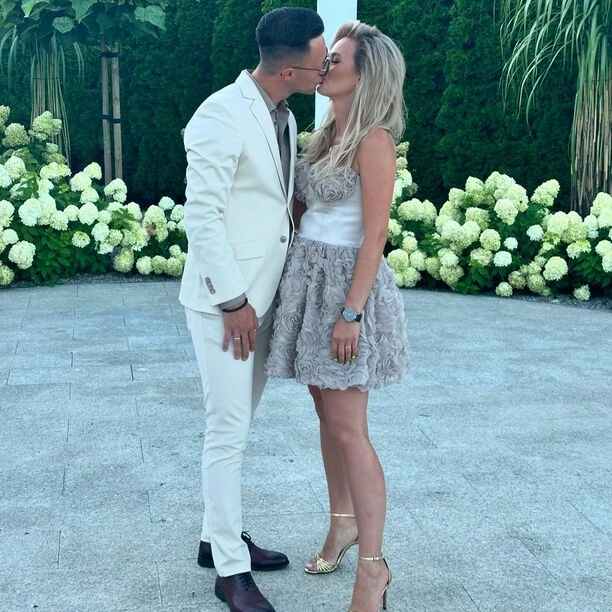 Lawina reakcji! Popularny gwiazdor disco polo w objęciach z ukochaną! Fani „żona pierwsza klasa„ 