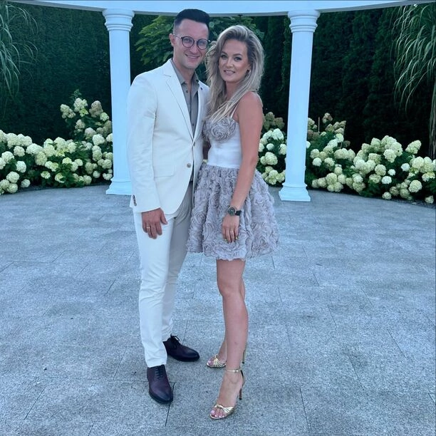 Lawina reakcji! Popularny gwiazdor disco polo w objęciach z ukochaną! Fani „żona pierwsza klasa„ 