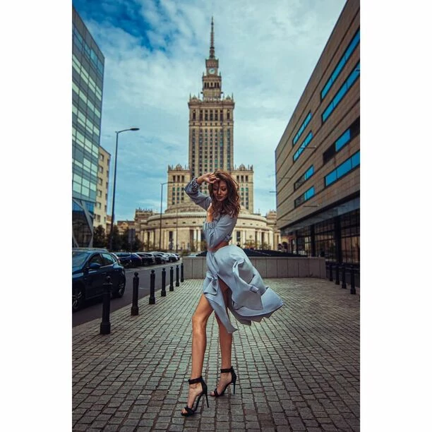 Wiatr odsłonił zgrabne i niezwykle ponętne nogi ślicznej gwiazdeczki disco polo! Wygląda niczym Marilyn Monroe?! 