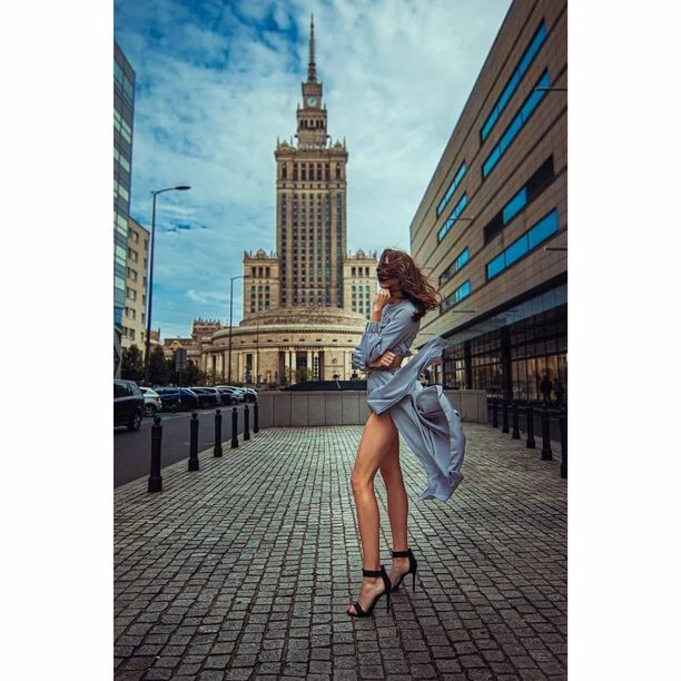 Wiatr odsłonił zgrabne i niezwykle ponętne nogi ślicznej gwiazdeczki disco polo! Wygląda niczym Marilyn Monroe?! 