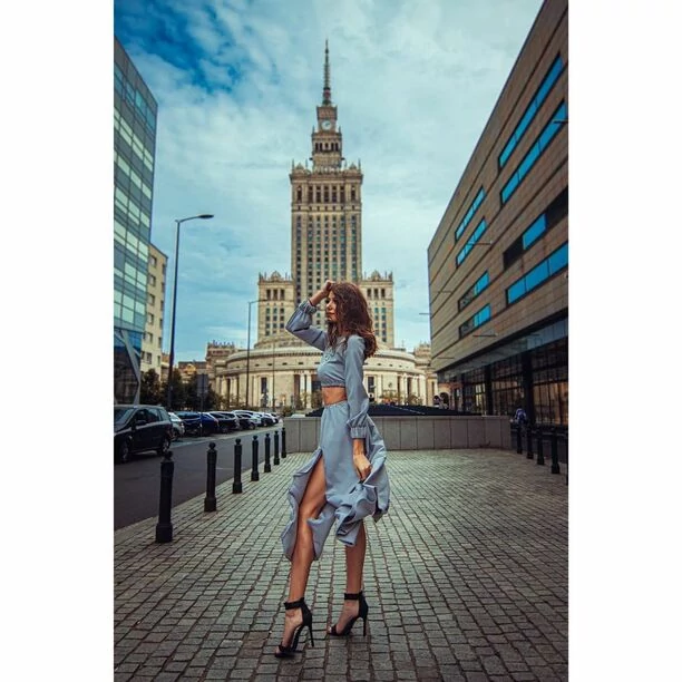 Wiatr odsłonił zgrabne i niezwykle ponętne nogi ślicznej gwiazdeczki disco polo! Wygląda niczym Marilyn Monroe?! 