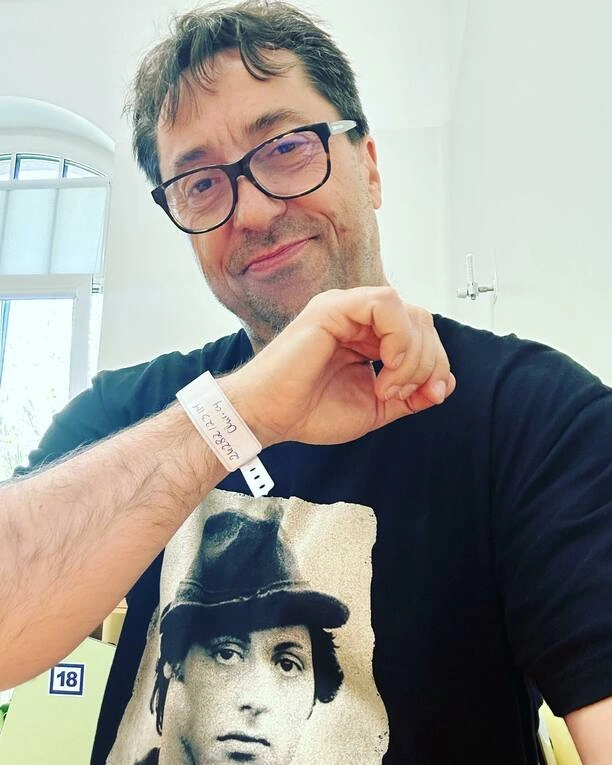 Szokujące doniesienia o stanie zdrowia Marcina Millera z zespołu Boys! Co naprawdę wydarzyło się w szpitalu?