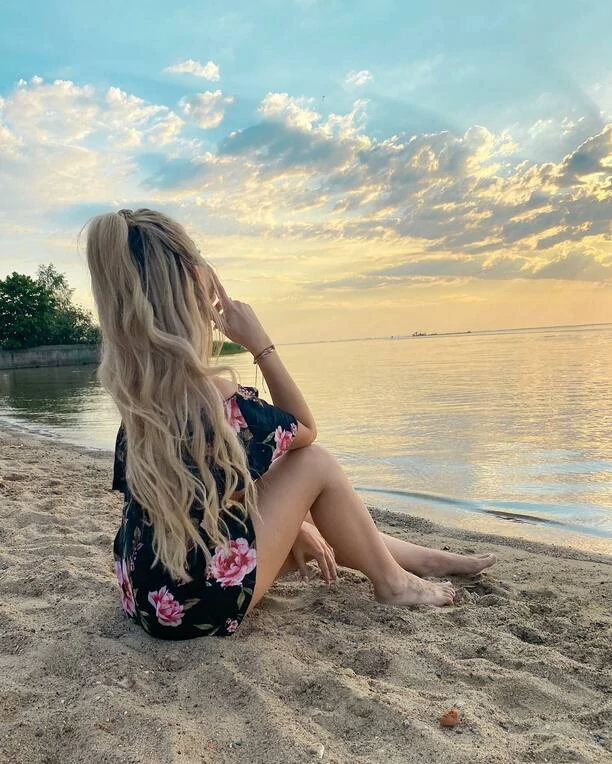 Znana wokalistka disco polo sama na pustej plaży! Uwagę zwraca jej strój! Fani ”Wspaniały widok”