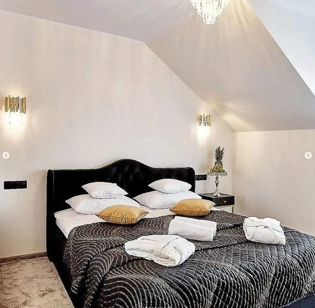 Znany wokalista disco polo otworzył własny hotel w samym centrum Mazur! To idealne miejsce na wypoczynek.