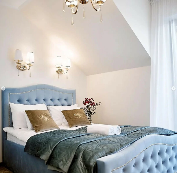 Znany wokalista disco polo otworzył własny hotel w samym centrum Mazur! To idealne miejsce na wypoczynek.