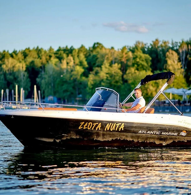 Znany wokalista disco polo otworzył własny hotel w samym centrum Mazur! To idealne miejsce na wypoczynek.