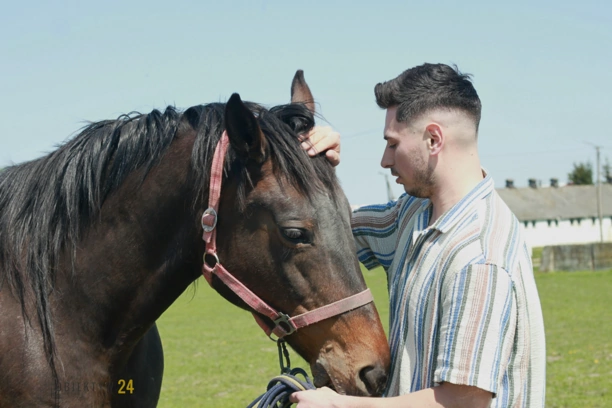 Trudny życiowy wybór tematem nowej produkcji Energy Girls. Czy wokalistka znanej grupy disco polo dokona prawidłowego wyboru?