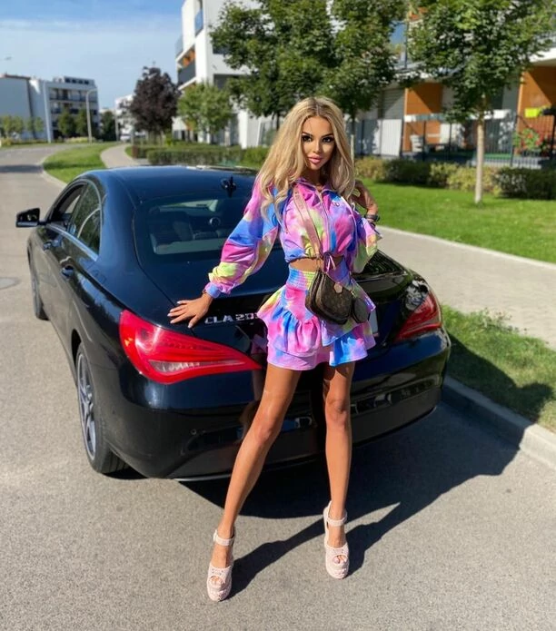 Długie nogi ślicznej gwiazdeczki disco polo zachwycają internautów! Artystka wygląda jak Barbie! 