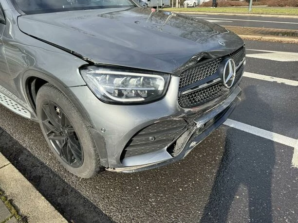 Wypadek młodej gwiazdy disco i jego menadżera w drodze na Fame MMA! Kobieta wjechała na czerwonym świetle!