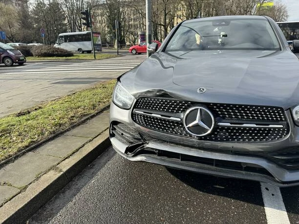 Wypadek młodej gwiazdy disco i jego menadżera w drodze na Fame MMA! Kobieta wjechała na czerwonym świetle!