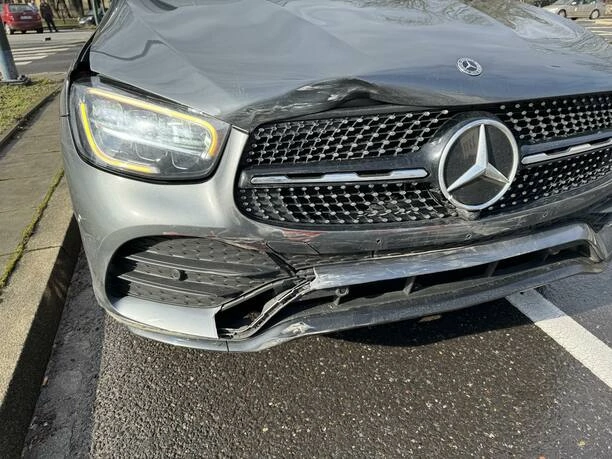 Wypadek młodej gwiazdy disco i jego menadżera w drodze na Fame MMA! Kobieta wjechała na czerwonym świetle!