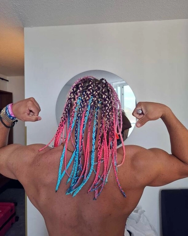 Skolim zaskoczył wszystkich! Tak wygląda po metamorfozie z okazji 40 milionów wyświetleń „Daj mi jedno słowo”

