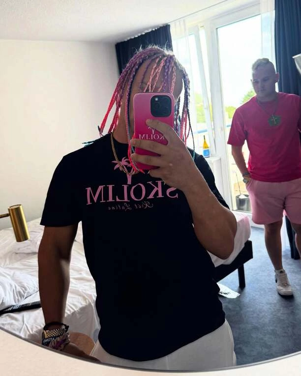 Skolim zaskoczył wszystkich! Tak wygląda po metamorfozie z okazji 40 milionów wyświetleń „Daj mi jedno słowo”

