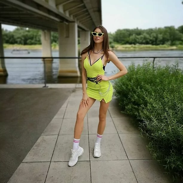 Prześliczna gwiazda disco polo pokazała zgrabne nogi i głęboki dekolt! Lawina komentarzy w sieci! 