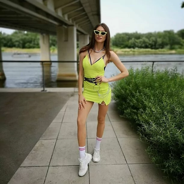 Prześliczna gwiazda disco polo pokazała zgrabne nogi i głęboki dekolt! Lawina komentarzy w sieci! 