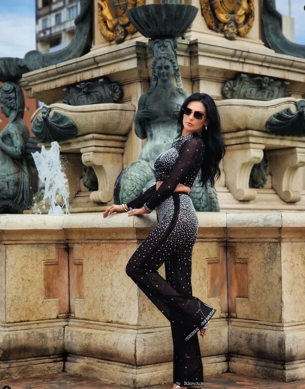 Marta Konopla olśniewa w nowej sesji zdjęciowej! Czarne błyszczące stylizacje i nienaganna figura gwiazdy disco polo
