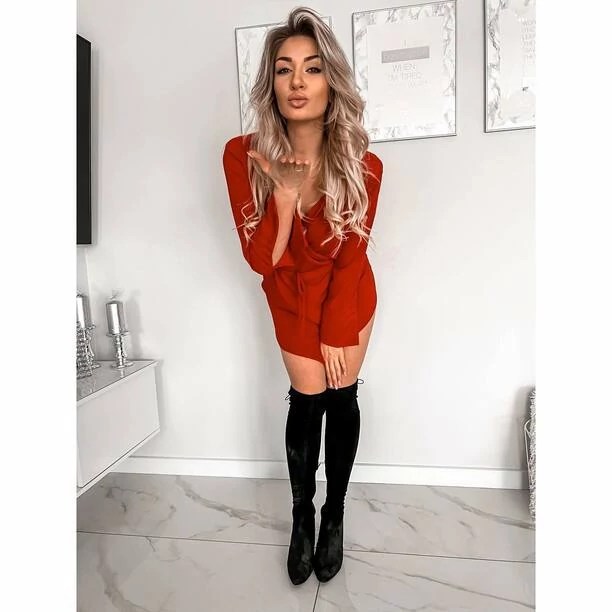 Jest HOT?! Znana wokalistka disco polo kusi strojem! Gwiazda zapozowała w przepięknej czerwonej sukni! Uwagę skradają kozaki za kolano! 