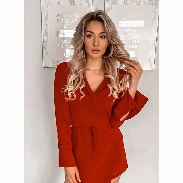 Jest HOT?! Znana wokalistka disco polo kusi strojem! Gwiazda zapozowała w przepięknej czerwonej sukni! Uwagę skradają kozaki za kolano! 