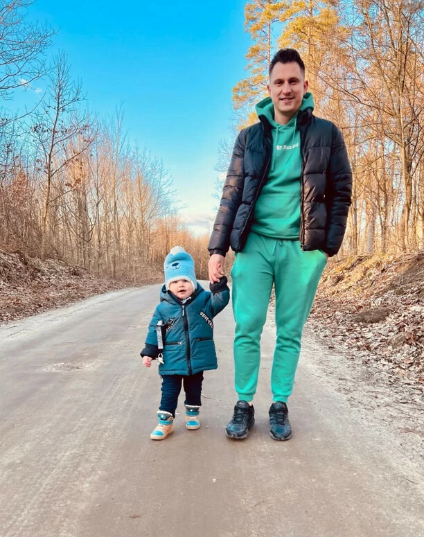 Eratox: Przemek Budka z synem na zimowym spacerze – Rozczulające zdjęcia wokalisty disco polo | Zdjęcia