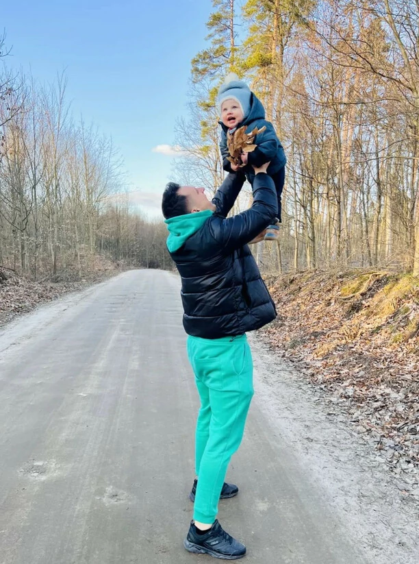 Eratox: Przemek Budka z synem na zimowym spacerze – Rozczulające zdjęcia wokalisty disco polo | Zdjęcia