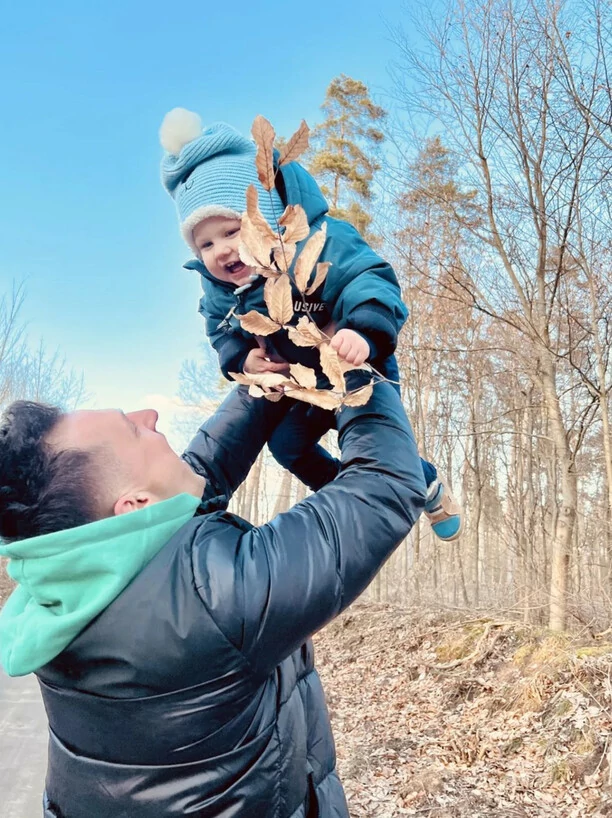 Eratox: Przemek Budka z synem na zimowym spacerze – Rozczulające zdjęcia wokalisty disco polo | Zdjęcia