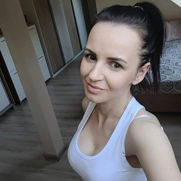 Ponętna Mamuśka disco polo kusi fanów ponętnym biustem! To naprawdę gorący widok! 