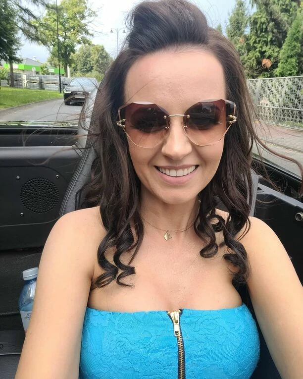 Ponętna Mamuśka disco polo kusi fanów ponętnym biustem! To naprawdę gorący widok! 