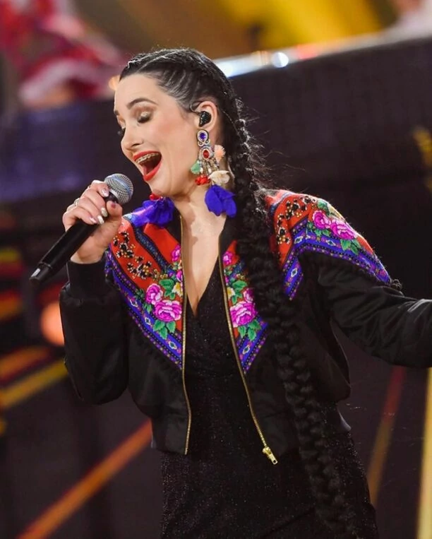 Odważna i pewna siebie Emila Sanecka z Daj To Głośniej zachwyca wizerunkiem! Gwiazda disco polo postawiła na mocny makijaż! 