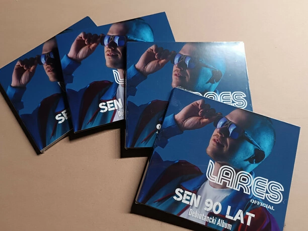 PREMIERA! Ten ALBUM to hołd dla disco polo z lat 90. Wokalista zaskoczył fanów! 