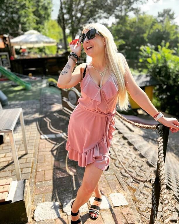 Magda Narożna znów w centrum uwagi?! Gwiazda zaskoczyła premierą i biustem! Fani „Wygląda naturalnie„