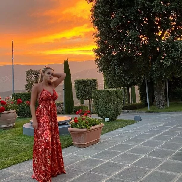 Piękna gwiazda muzyki disco polo zachwyca w bardzo skąpym i ponętnym bikini! 