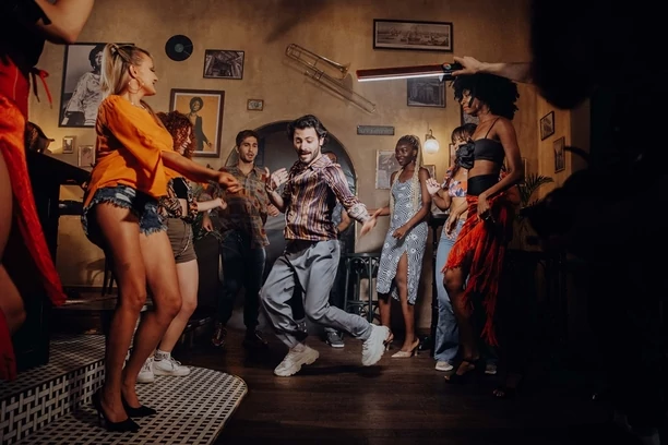 Mateusz Mijal z nowością pt. „Bujaj się (Jest ok)„! Artysta podbije tą premierą rynek muzyczny?! 
