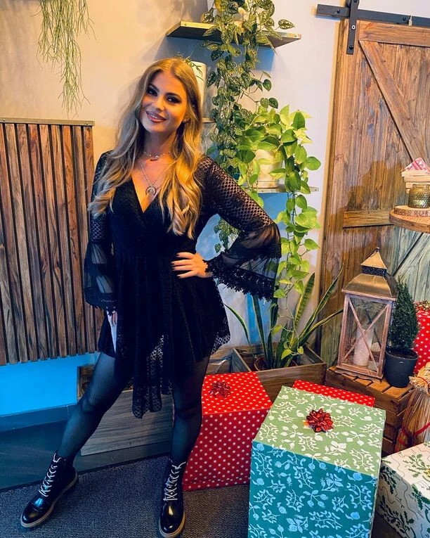 Marlena Sztando z zespołu disco polo Szpilki odważnie odsłoniła dekolt! W sieci zrobiło się gorąco!