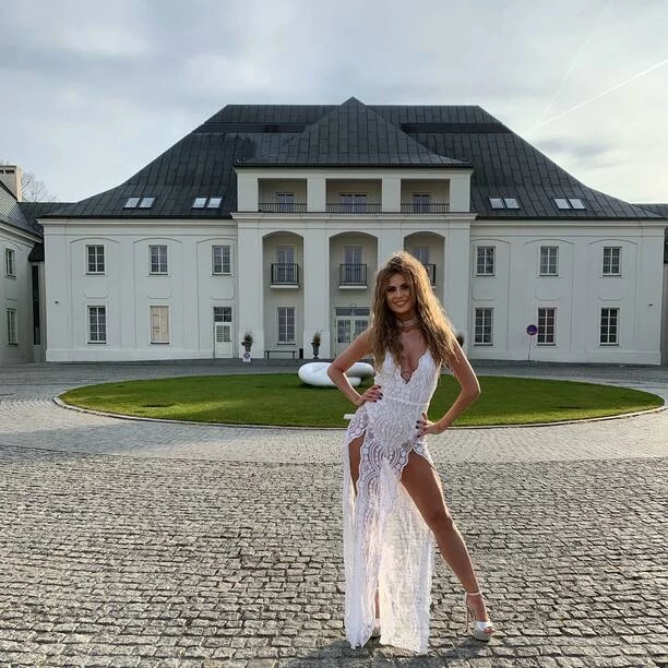 Marlena Sztando z zespołu disco polo Szpilki odważnie odsłoniła dekolt! W sieci zrobiło się gorąco!