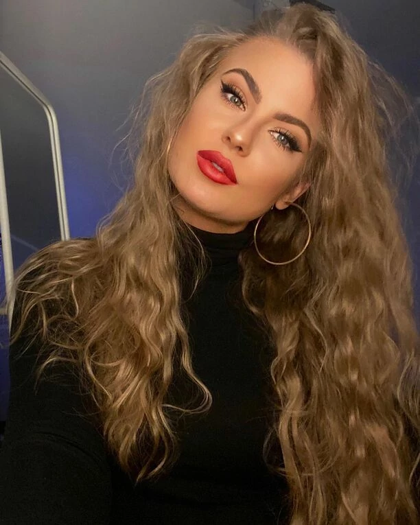 Marlena Sztando z zespołu disco polo Szpilki odważnie odsłoniła dekolt! W sieci zrobiło się gorąco!