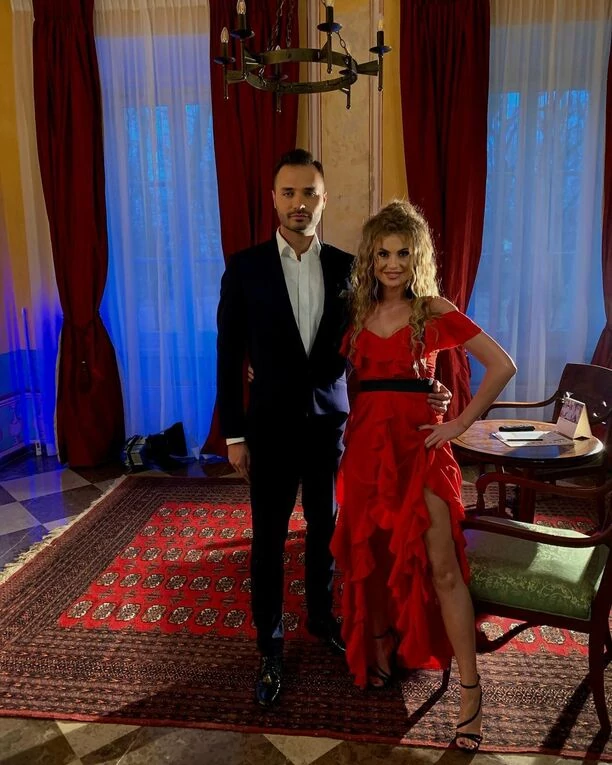 Marlena Sztando z zespołu disco polo Szpilki odważnie odsłoniła dekolt! W sieci zrobiło się gorąco!