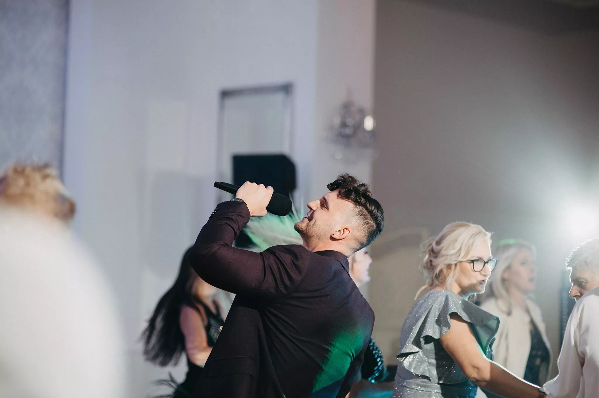 Gwiazdor disco polo zagrał na weselu Pauliny i Łukasza! Maczo jako niespodzianka!