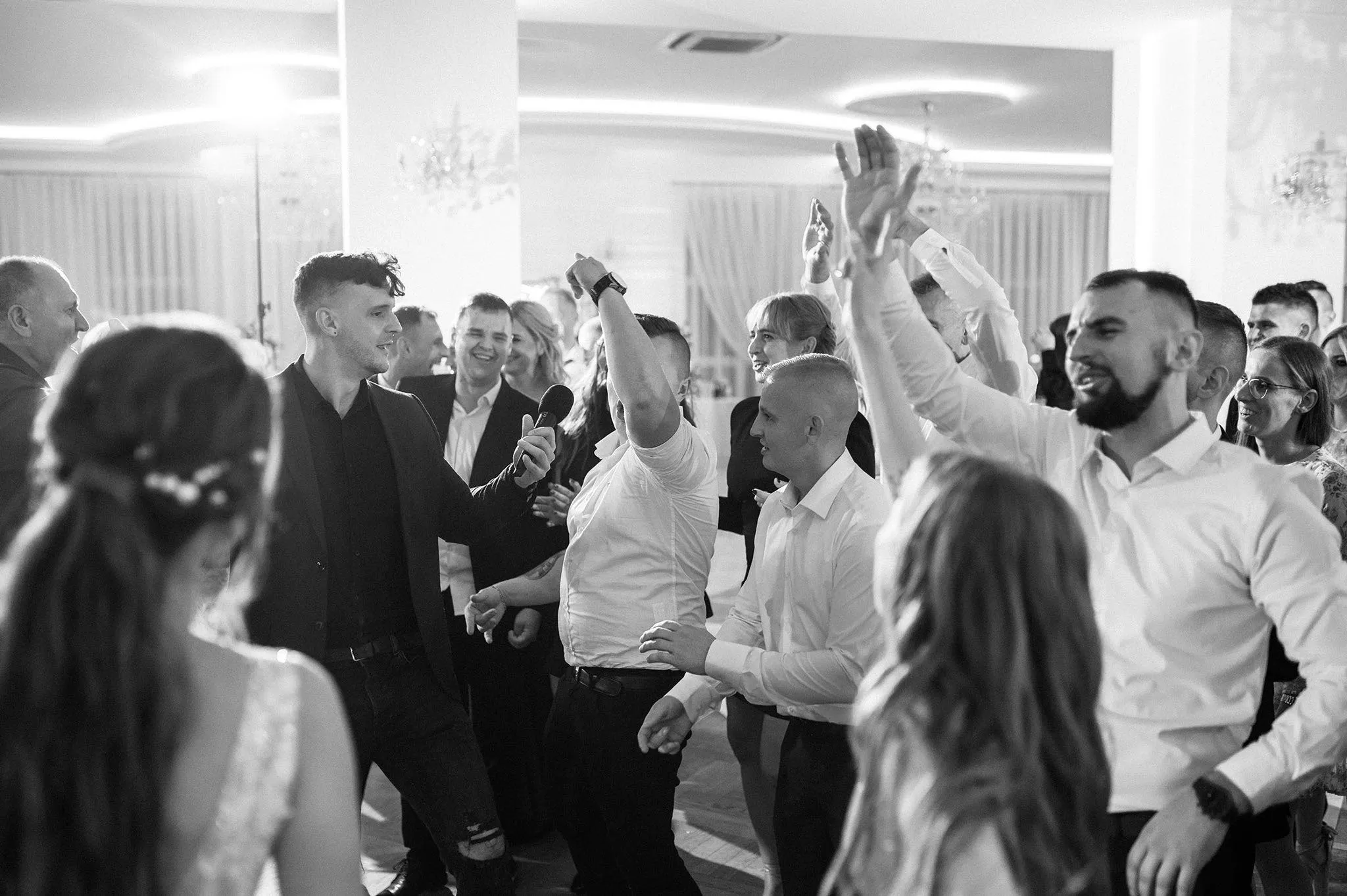 Gwiazdor disco polo zagrał na weselu Pauliny i Łukasza! Maczo jako niespodzianka!