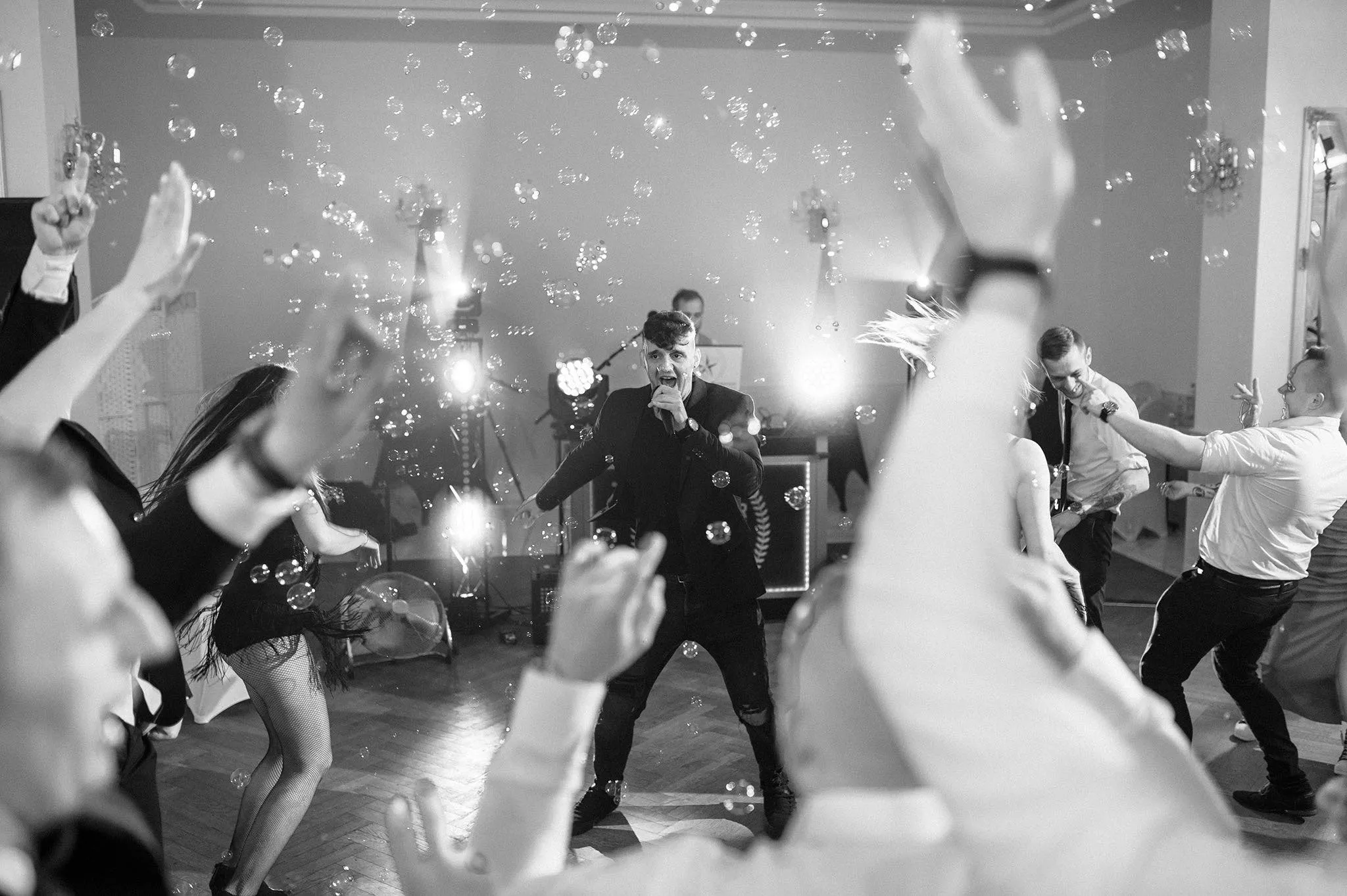 Gwiazdor disco polo zagrał na weselu Pauliny i Łukasza! Maczo jako niespodzianka!