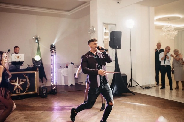 Gwiazdor disco polo zagrał na weselu Pauliny i Łukasza! Maczo jako niespodzianka!