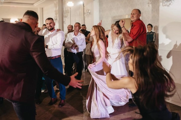 Gwiazdor disco polo zagrał na weselu Pauliny i Łukasza! Maczo jako niespodzianka!